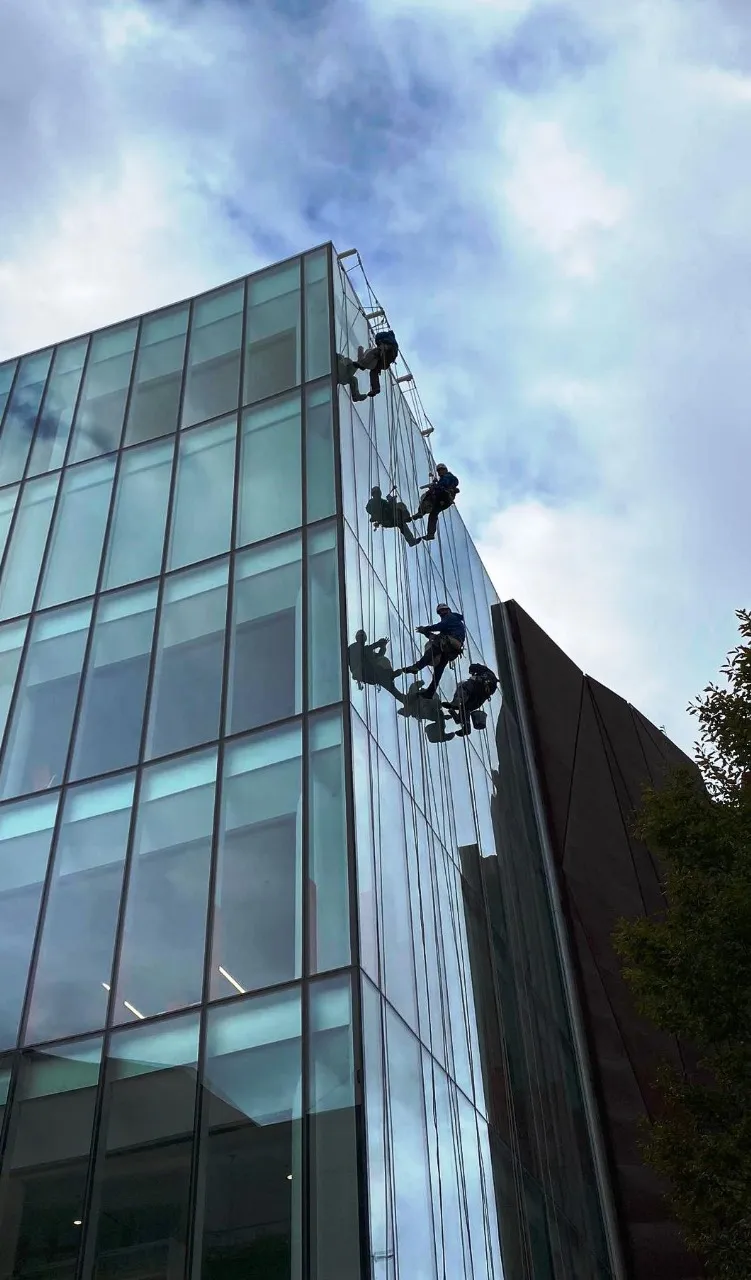 revisión técnica en cubierta de edificio