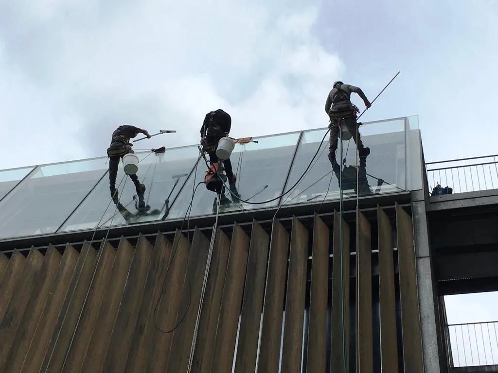 limpieza de cristales en edificio alto