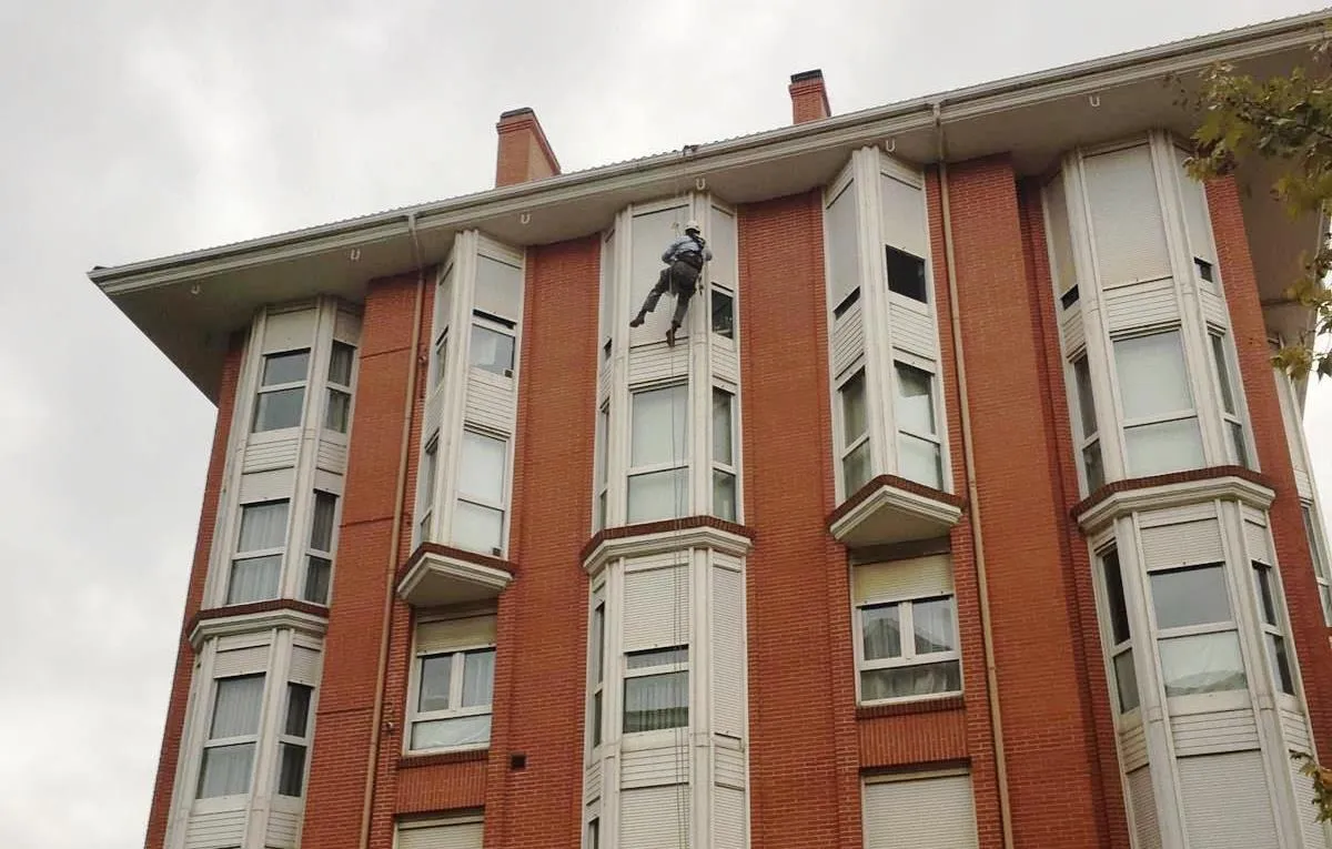 limpieza profesional en altura con cuerda